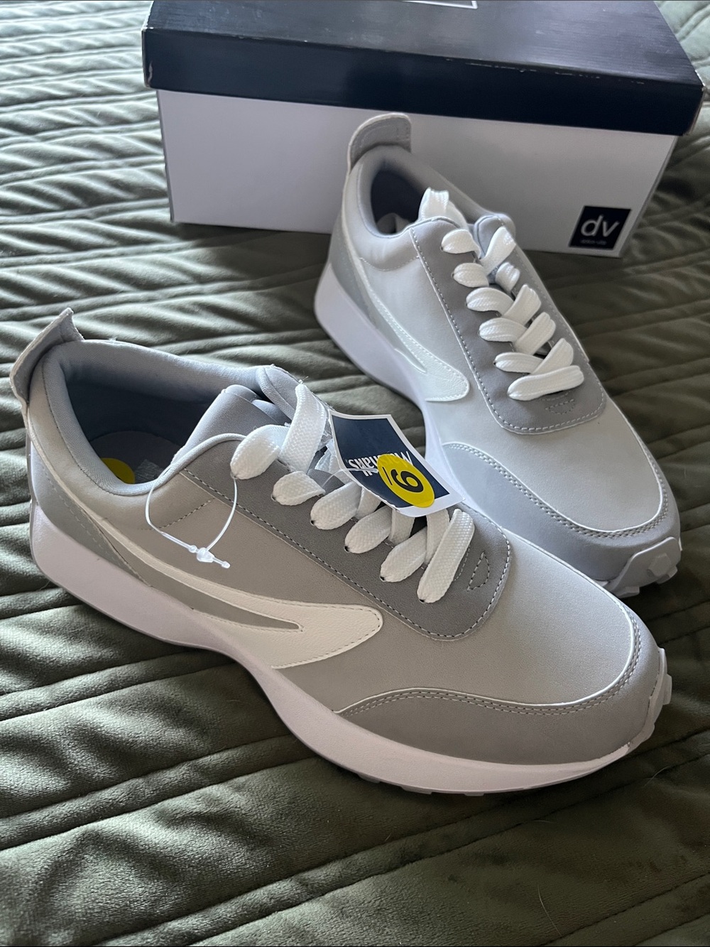 DV by Dolce Vita NWT Bynx  Womens Light Gray & White Casual Sneakers Size 9